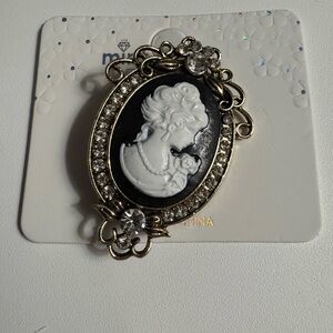 New MINT Cameo black/white